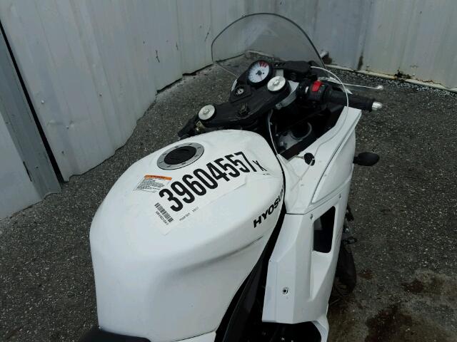 KM4MJ6276D1700307 - 2013 HYOSUNG GT250 R WHITE photo 5