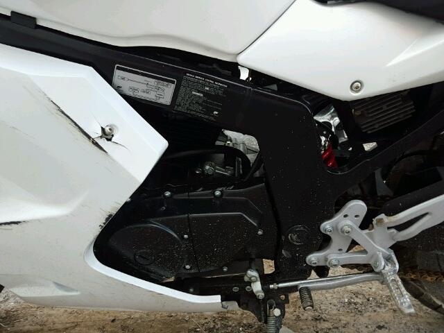 KM4MJ6276D1700307 - 2013 HYOSUNG GT250 R WHITE photo 9