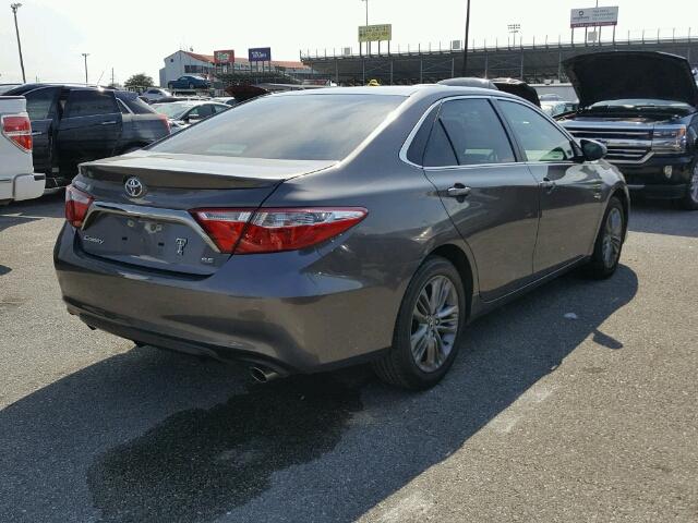 4T1BF1FK4GU203459 - 2016 TOYOTA CAMRY LE 灰色 照片 4