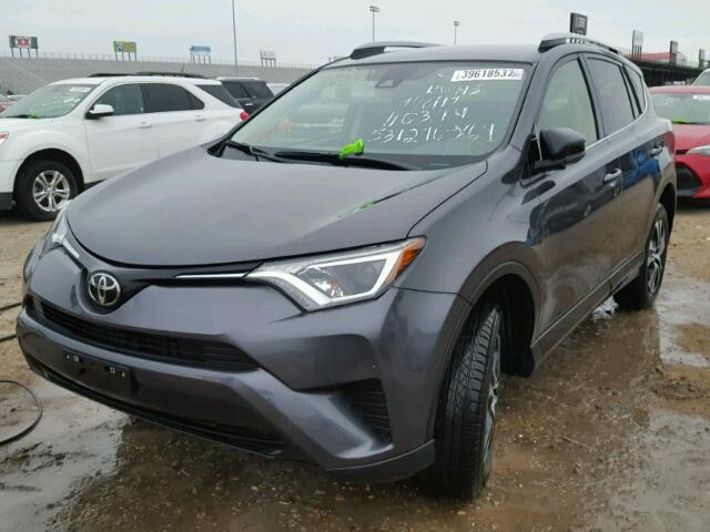 JTMZFREV2HJ110374 - 2017 TOYOTA RAV4 LE GRAY photo 2