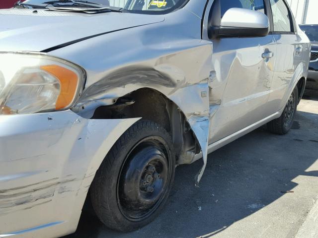 KL1TD56E19B357164 - 2009 CHEVROLET AVEO LS SILVER photo 9