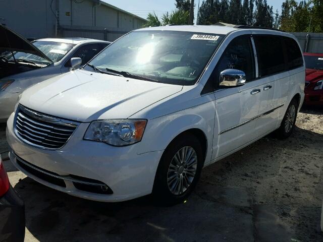 2C4RC1CG9DR815807 - 2013 CHRYSLER TOWN & COU WHITE photo 2