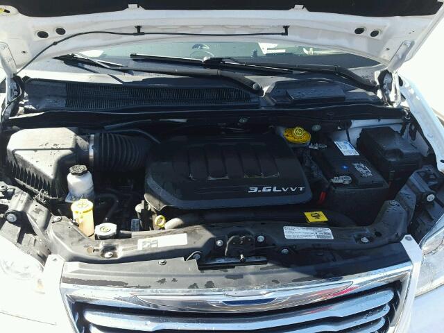 2C4RC1CG9DR815807 - 2013 CHRYSLER TOWN & COU WHITE photo 7