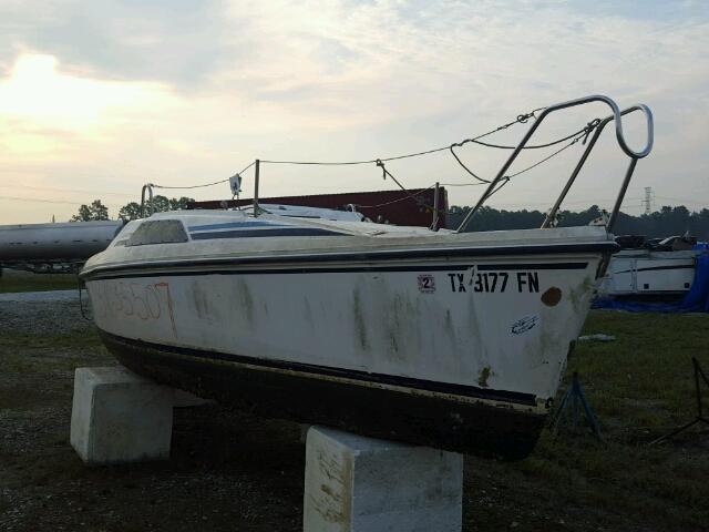 HUNC0028B888 - 1988 HUNR BOAT WHITE photo 1