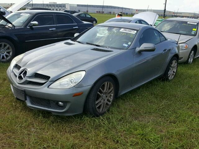 WDBWK54F09F192612 - 2009 MERCEDES-BENZ SLK 300 SILVER photo 2