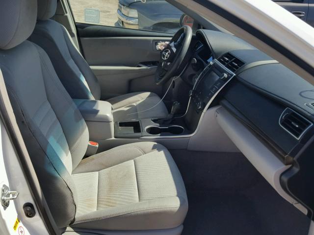 4T4BF1FK2GR547782 - 2016 TOYOTA CAMRY LE WHITE photo 5