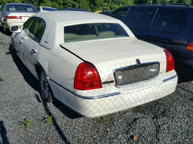 1LNHM81WX3Y701056 - 2003 LINCOLN TOWN CAR E WHITE photo 3