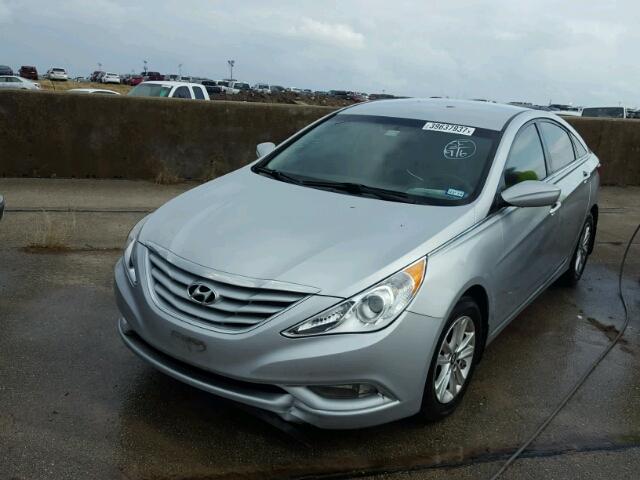 5NPEB4AC5DH672841 - 2013 HYUNDAI SONATA SILVER photo 2