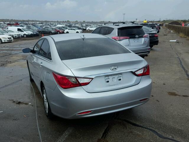 5NPEB4AC5DH672841 - 2013 HYUNDAI SONATA SILVER photo 3