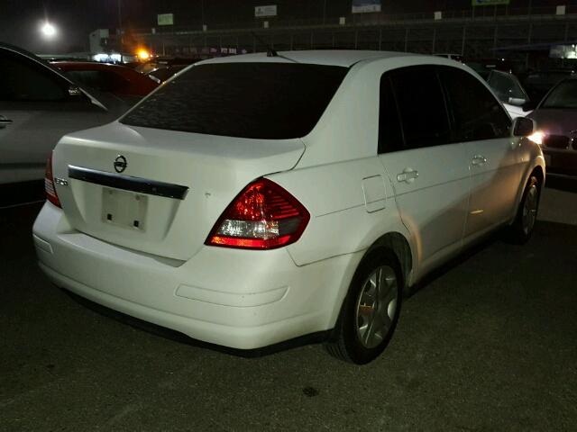 3N1BC1AP2BL390089 - 2011 NISSAN VERSA S WHITE photo 4