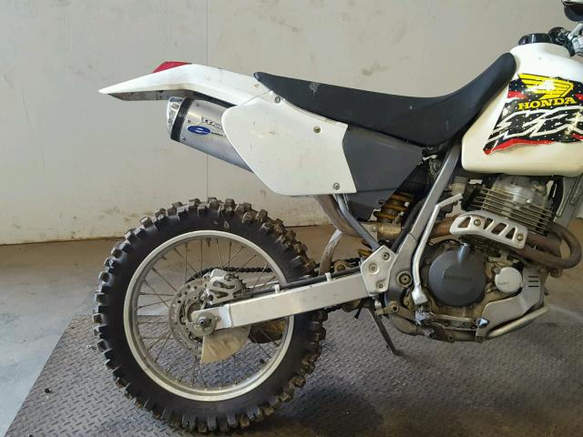 JH2NE0307WM200434 - 1998 HONDA XR400 R WHITE photo 6