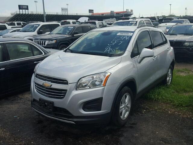 3GNCJLSB2FL256377 - 2015 CHEVROLET TRAX 1LT SILVER photo 2