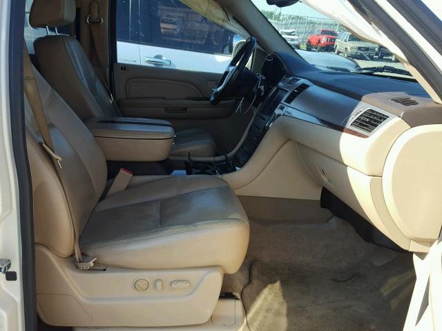 1GYFC26229R155979 - 2009 CADILLAC ESCALADE E WHITE photo 5