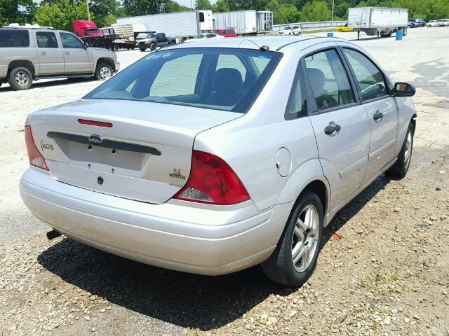 1FAFP34322W243665 - 2002 FORD FOCUS SE SILVER photo 4