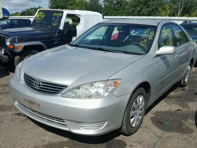 4T1BE32K25U086112 - 2005 TOYOTA CAMRY SILVER photo 2