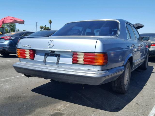 WDBCA24D2JA396445 - 1988 MERCEDES-BENZ 300 SE BLUE photo 4