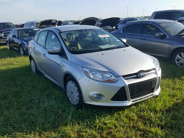 1FAHP3F28CL378827 - 2012 FORD FOCUS SE SILVER photo 1