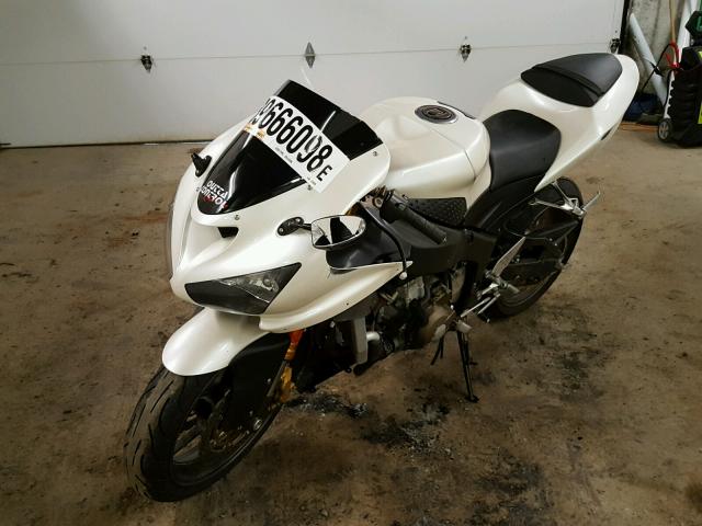 JKBZXJC145A024628 - 2005 KAWASAKI ZX636 C1 WHITE photo 2