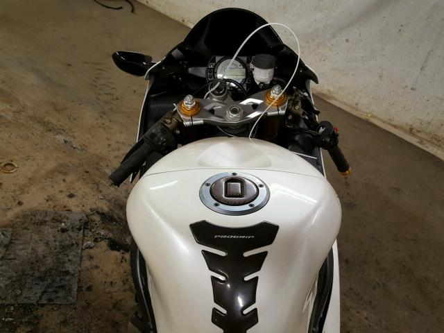 JKBZXJC145A024628 - 2005 KAWASAKI ZX636 C1 WHITE photo 5