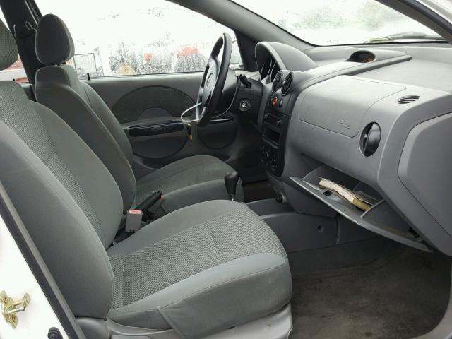 KL1TJ52604B258500 - 2004 CHEVROLET AVEO LS WHITE photo 5