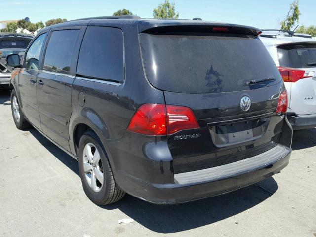 2V4RW3DG2BR634102 - 2011 VOLKSWAGEN ROUTAN SE BLACK photo 3