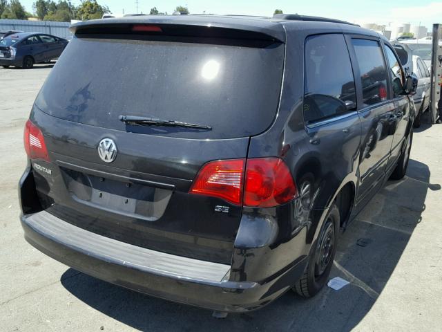 2V4RW3DG2BR634102 - 2011 VOLKSWAGEN ROUTAN SE BLACK photo 4