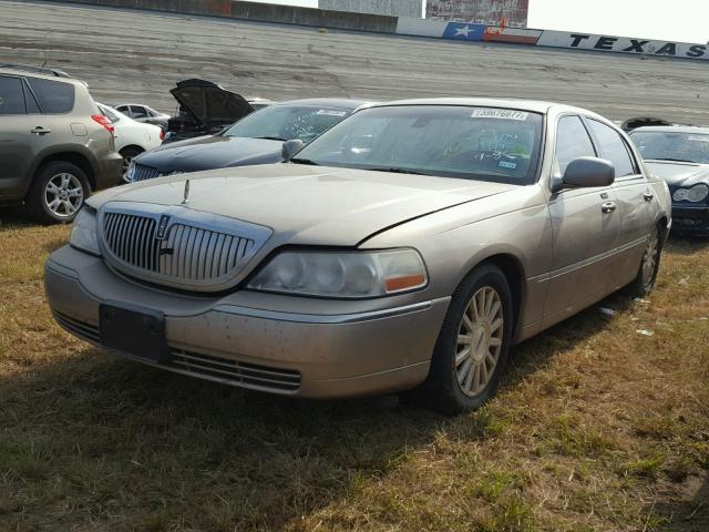 1LNHM82WX3Y658661 - 2003 LINCOLN TOWN CAR TAN photo 2