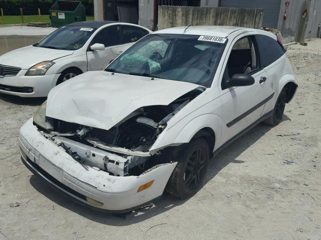 3FAFP3133YR257185 - 2000 FORD FOCUS ZX3 WHITE photo 2