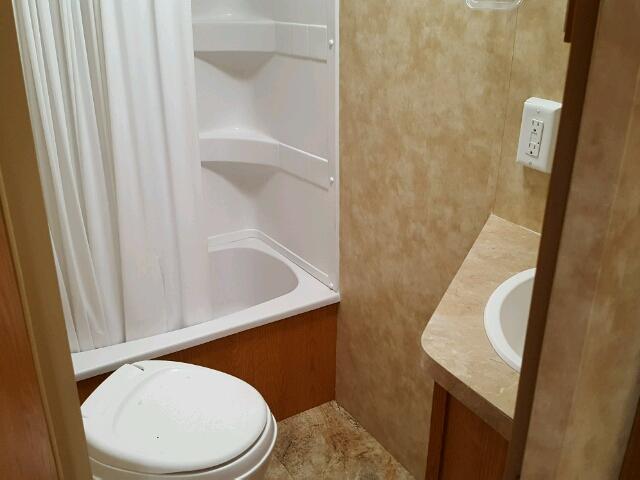 1TC2B139871506056 - 2007 MISC COACHMAN Weiß Foto 8