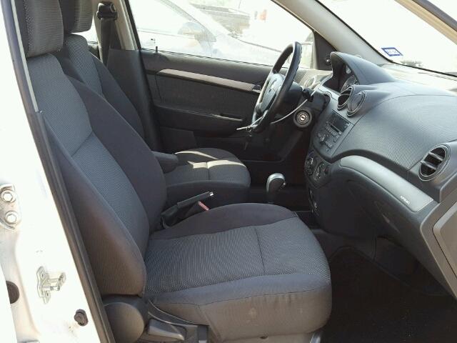 KL1TD56E09B601709 - 2009 CHEVROLET AVEO LS WHITE photo 5