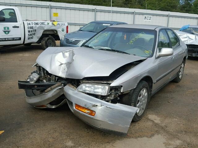 1HGCE6647TA019186 - 1996 HONDA ACCORD SILVER photo 2