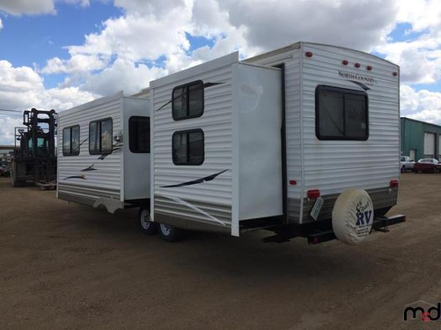 5SFEB3625AE204563 - 2010 CABI CRUISER WHITE photo 3