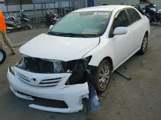 5YFBU4EE8DP074948 - 2013 TOYOTA COROLLA WHITE photo 2