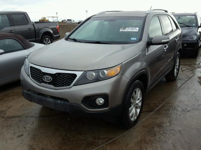 5XYKT4A2XBG121476 - 2011 KIA SORENTO GRAY photo 2