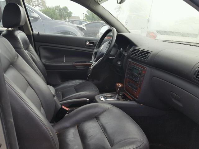 WVWWU63B55E134754 - 2005 VOLKSWAGEN PASSAT GLX 银色 照片 5