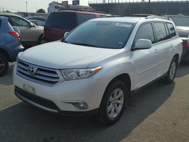 5TDZK3EH5DS136709 - 2013 TOYOTA HIGHLANDER WHITE photo 2