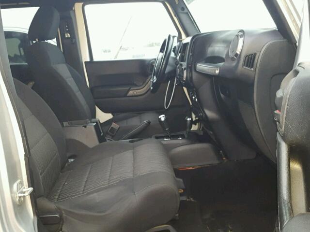 1C4BJWDG6CL101188 - 2012 JEEP WRANGLER U SILVER photo 5