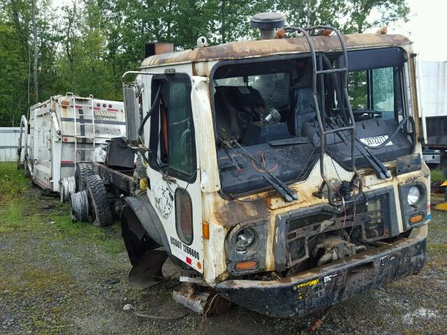 1M2AV04C1AM004395 - 2010 MACK 600 MRU600 WHITE photo 1