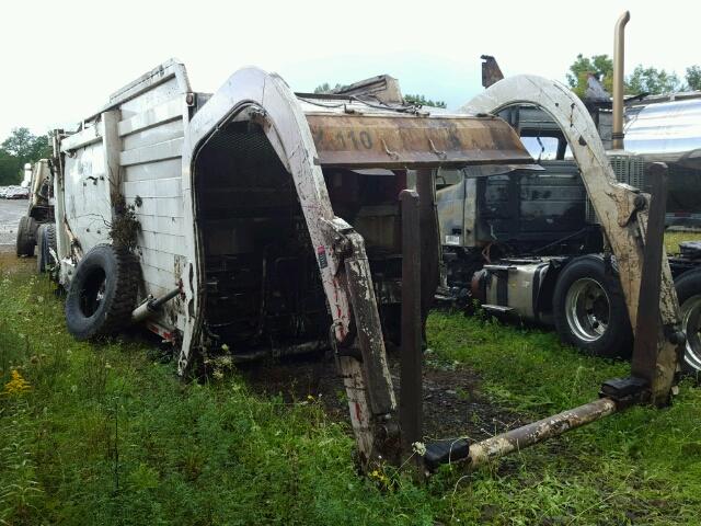 1M2AV04C1AM004395 - 2010 MACK 600 MRU600 WHITE photo 3