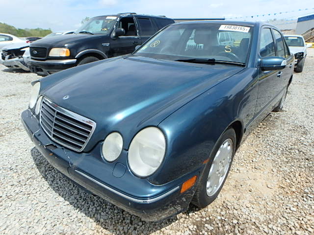 WDBJF65J8YB038436 - 2000 MERCEDES-BENZ E 320 BLUE photo 2