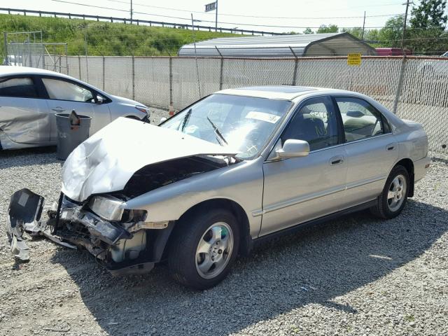 1HGCD5607VA153791 - 1997 HONDA ACCORD SILVER photo 2