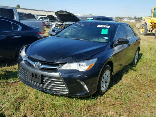 4T1BF1FKXHU630825 - 2017 TOYOTA CAMRY შავი ფოტო 2
