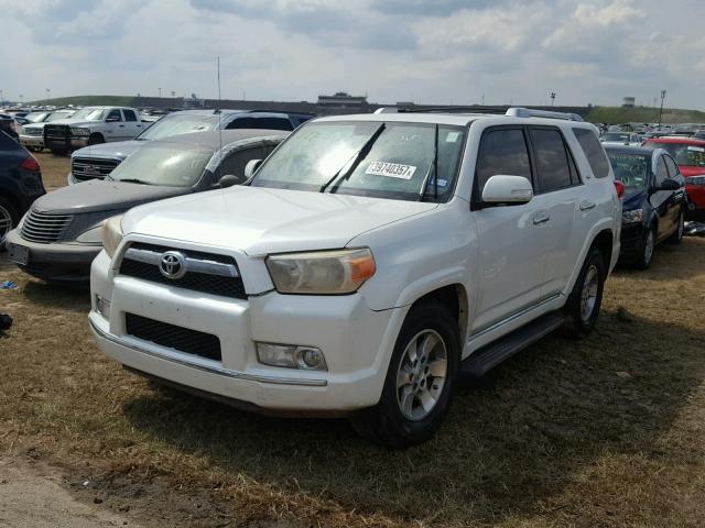 JTEZU5JR7A5011194 - 2010 TOYOTA 4RUNNER SR WHITE photo 2