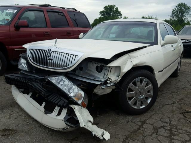 1LNHM83V77Y602298 - 2007 LINCOLN TOWN CAR D WHITE photo 2