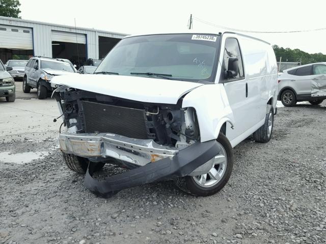 1GTFG15T061120852 - 2006 GMC SAVANA G15 WHITE photo 2