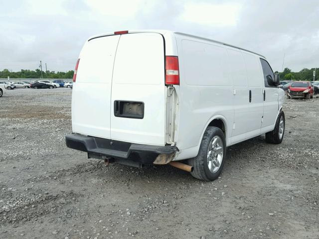 1GTFG15T061120852 - 2006 GMC SAVANA G15 WHITE photo 4