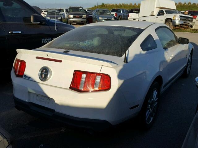 1ZVBP8AM9C5254041 - 2012 FORD MUSTANG WHITE photo 4