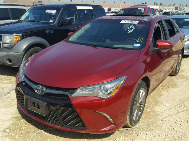 4T1BF1FK3HU620279 - 2017 TOYOTA CAMRY RED photo 2