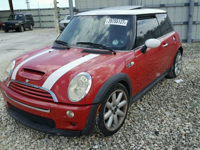 WMWRE33596TJ38576 - 2006 MINI COOPER S RED photo 2