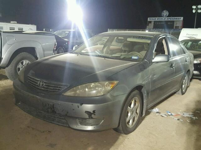 4T1BE32KX5U529171 - 2005 TOYOTA CAMRY GREEN photo 2